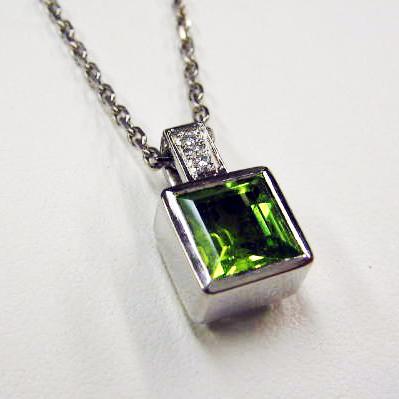 Pendentif reversible diamant et peridot, or blanc ...